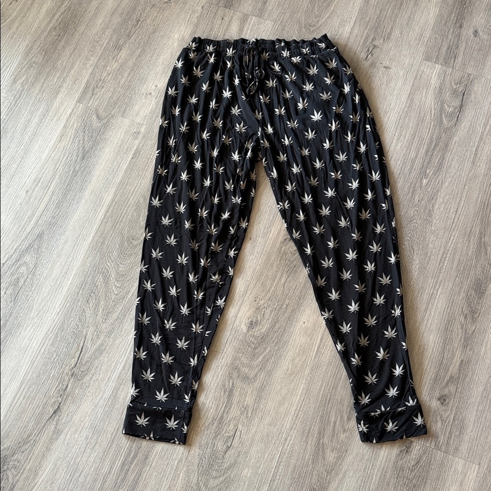 Black pot Leaf Print Lounge Pants size medium